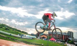 滑雪女孩吃瓜,一边吃瓜一边享受冬日乐趣