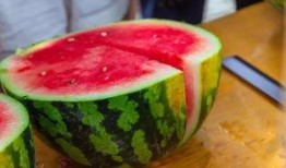 某大学天台吃瓜,揭秘校园里的神秘吃瓜事件