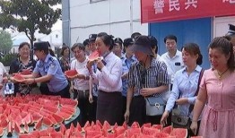 警民吃瓜,一场别开生面的警民互动盛宴
